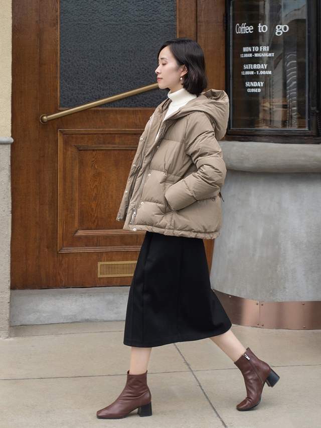 羽绒服|今冬流行的“小黑裙”正火,搭配上大衣和羽绒服都超美,高级时髦