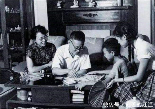 发妻离世,他拒绝下葬,将骨灰放床边33年,晚年心愿早点去陪她