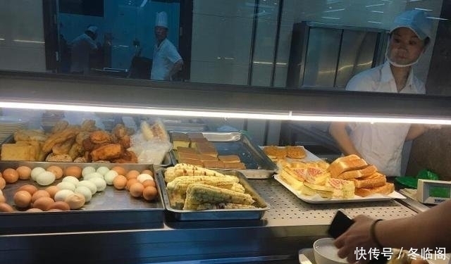 放飞自我|早餐店推出一元自助餐,食客吃得欢天喜地,结账时气得骂老板