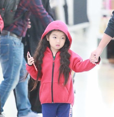 雅涵|阿拉蕾新发型和贝小七撞了,一身运动装拿着手机哈欠连天