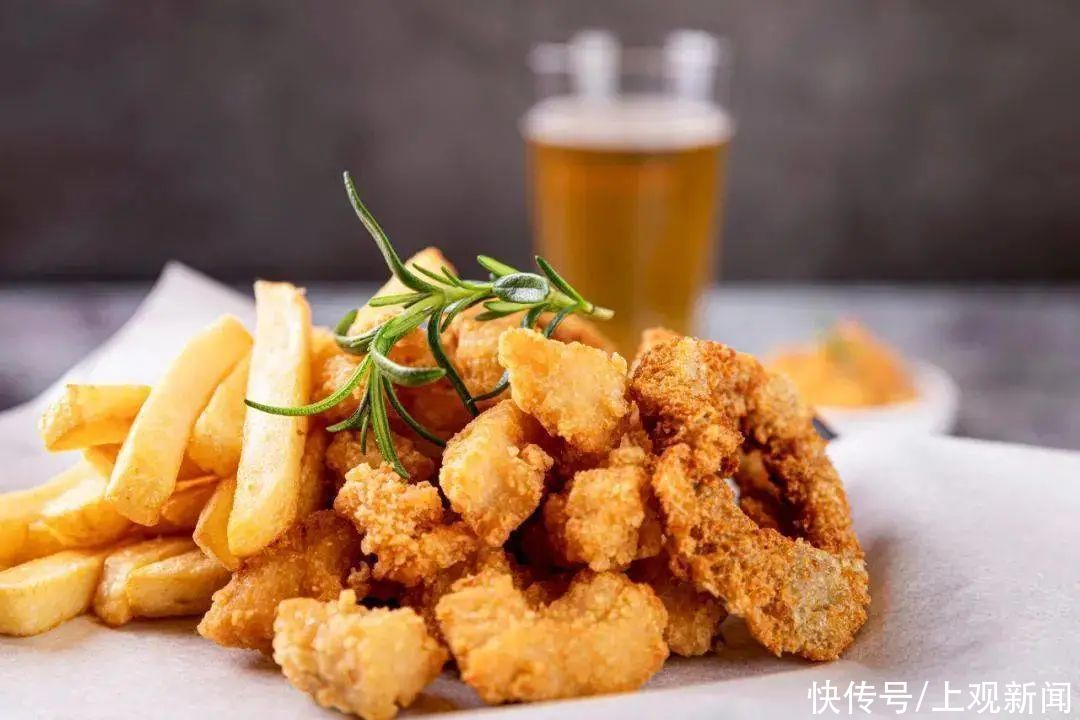 這7種食物是殘忍的“衰老加速器”！每一口都在催你變老