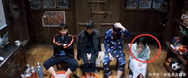 何炅|张子枫双手拿碗跟张艺兴碰,在哥哥面前敷面膜泡脚,没有少女架子