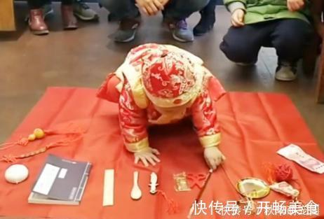 宝妈|宝宝抓周,拿住这东西就不松手了,奶奶一看对着儿子说:都赖你