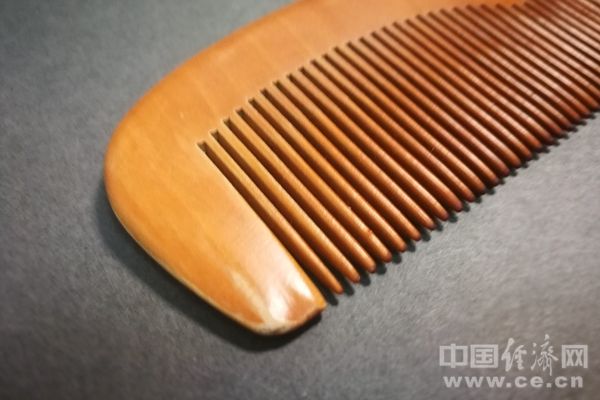 中国经济网|头发越来越少?小心这些错误的梳头方法