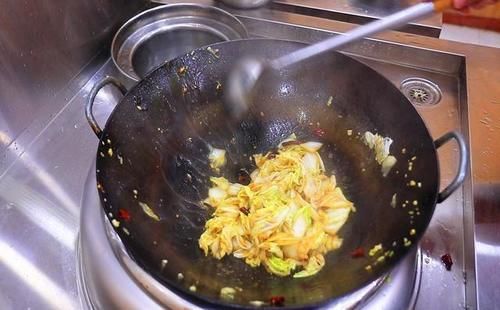为啥饭店炒白菜那么好吃？原来多做了这1步，难怪又香又脆不出水