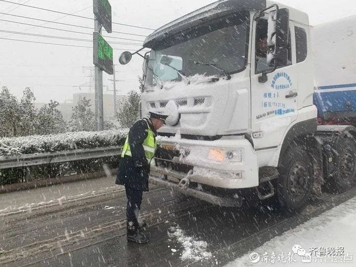 多云|济南已达暴雪！绕城高速关闭，多路公交停运，景区临时闭园，外卖小哥走着送餐...