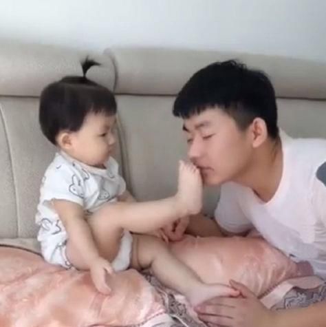 小孩|女儿抬脚给爸爸闻，宝爸立刻假装被熏倒，宝宝之后的举动笑翻网友