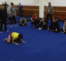 |GIF搞笑趣图:幸亏有一个电线杆,要不然就惨了!是有仇吗?