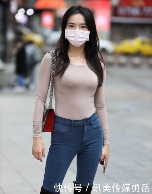 过膝长靴|秋季的时尚穿搭，紧身上衣配过膝长靴，轻松“秀身材”