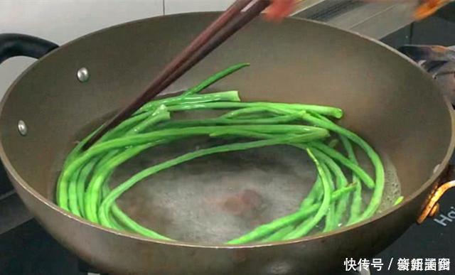 夏天我家豆角从不炒着吃,煎一煎8分钟就上桌,比红烧肉还解馋