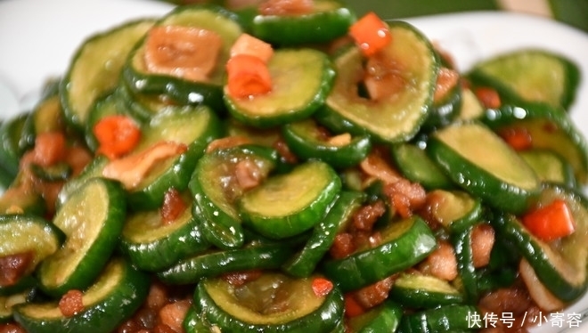 黄瓜别只会凉拌着吃了,试试这种做法,好吃到停不下来