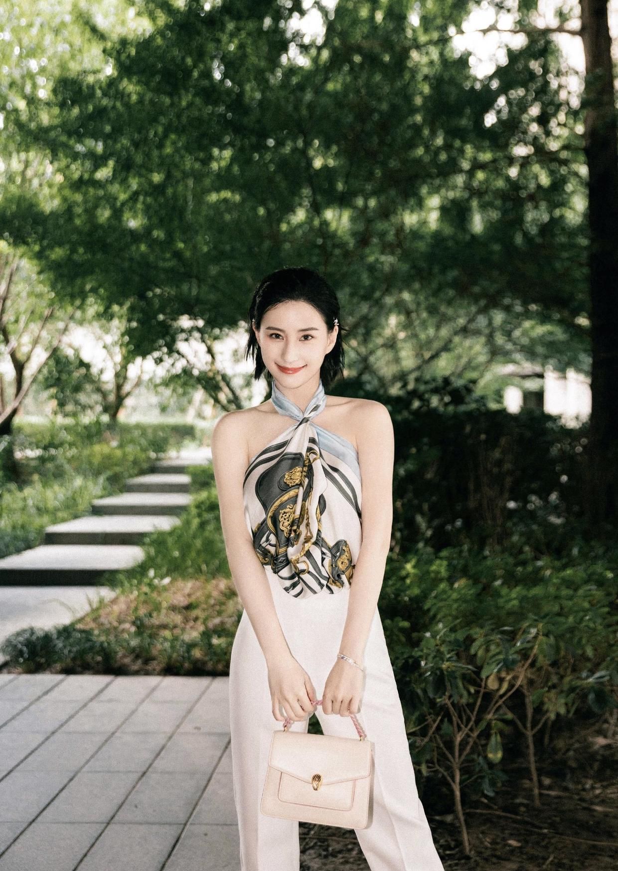 千金|何超莲不愧是千金，穿白T恤搭配彩色短裙高级时髦，女神范十足