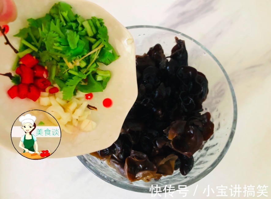 泡木耳别直接加水！大厨教您一招，晃一晃2分钟泡发，又软又干净