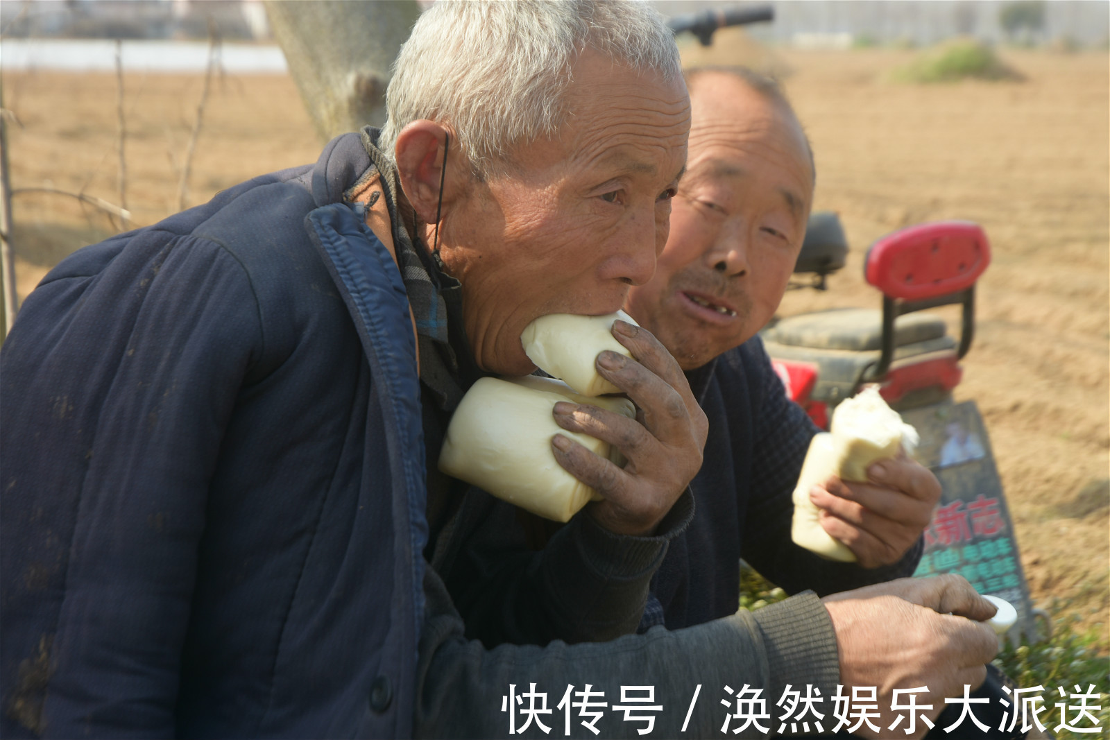 农村难得一见的大锅饭，一手捏3个馒头蹲地吃，场面壮观