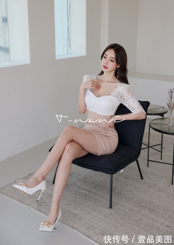 露珠玉|女神孙允珠时尚搭配:晨露珠玉琉璃馨粉婉约斜衩裙