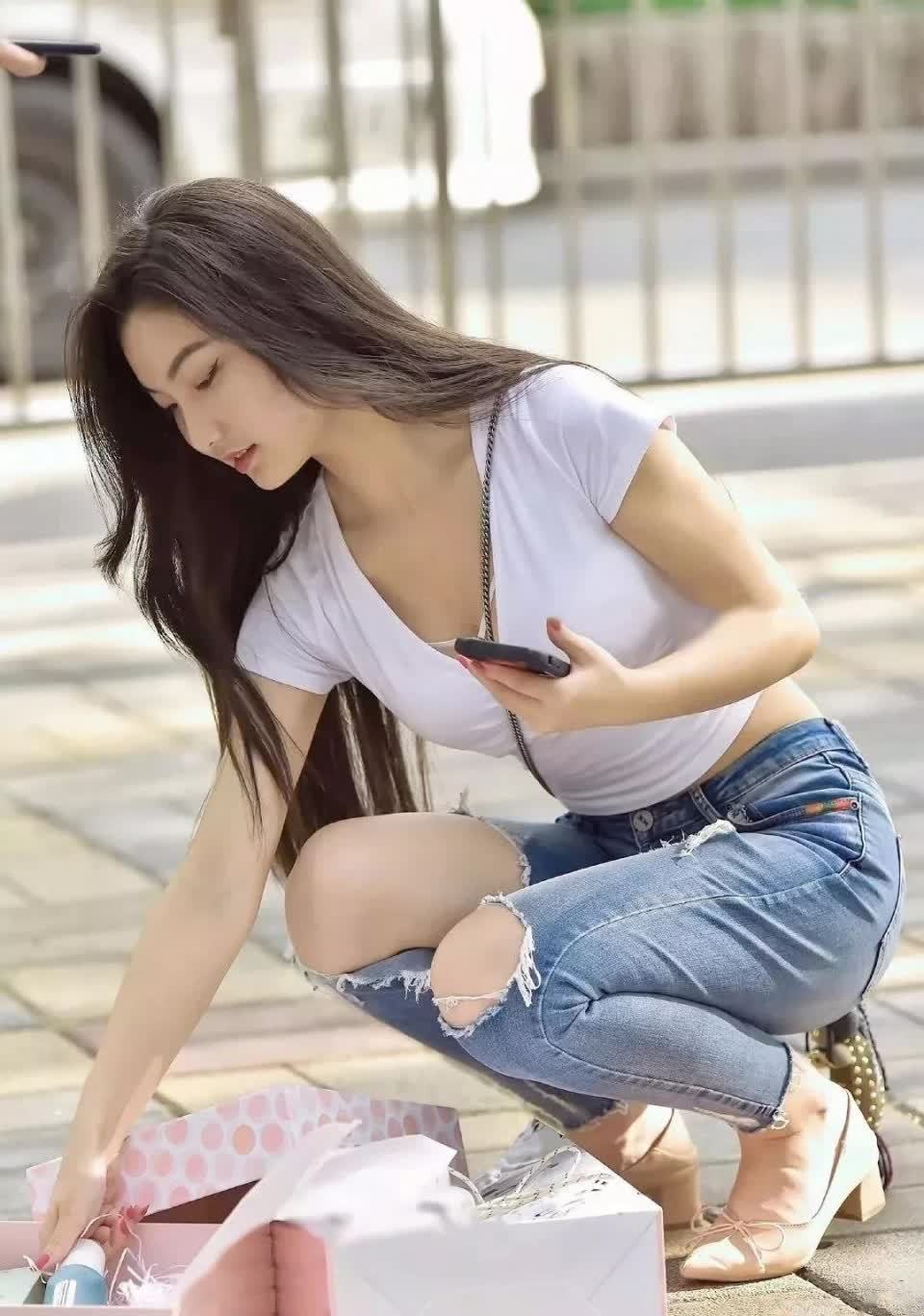 牛仔 白色紧身半袖搭破洞牛仔的气质阿妹, 微胖的身姿好迷人!