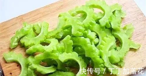酸甜苦辣咸|苦瓜不要再炒鸡蛋了，和它一起炒才是绝配，不同风味，口感更佳！