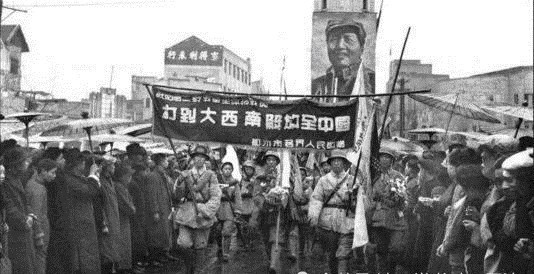 不料|土匪盘踞山洞凭险顽抗,不料剿匪部队摆上几万斤湿柴,顺风放烟