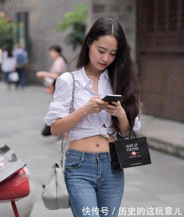 日常生活中 白衬衫以不同的方式打结，搭配撕破的裤子很漂亮！