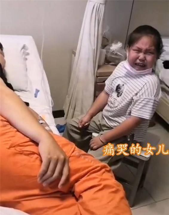 病床|宝爸感冒打吊瓶,女儿陪护大哭,爸爸哭笑不得