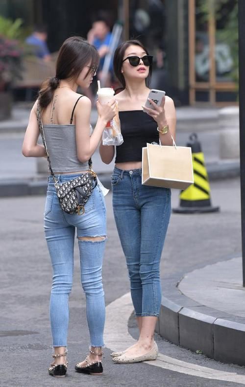 休闲个性的牛仔裤，让你穿得舒适透气，时尚又漂亮