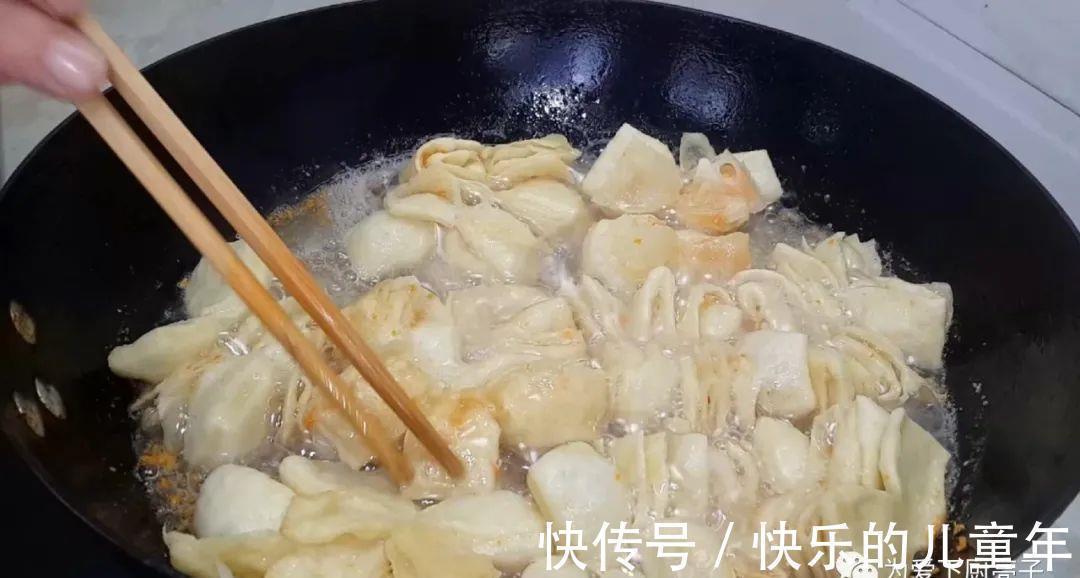 蕉叶不要买着吃了，教你一种新吃法，焦脆香甜，全家老少都抢着吃