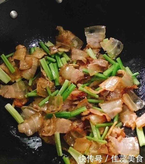腊肉和“它”天生一对，香到舔盘子，味道醇香口感棒，快收藏
