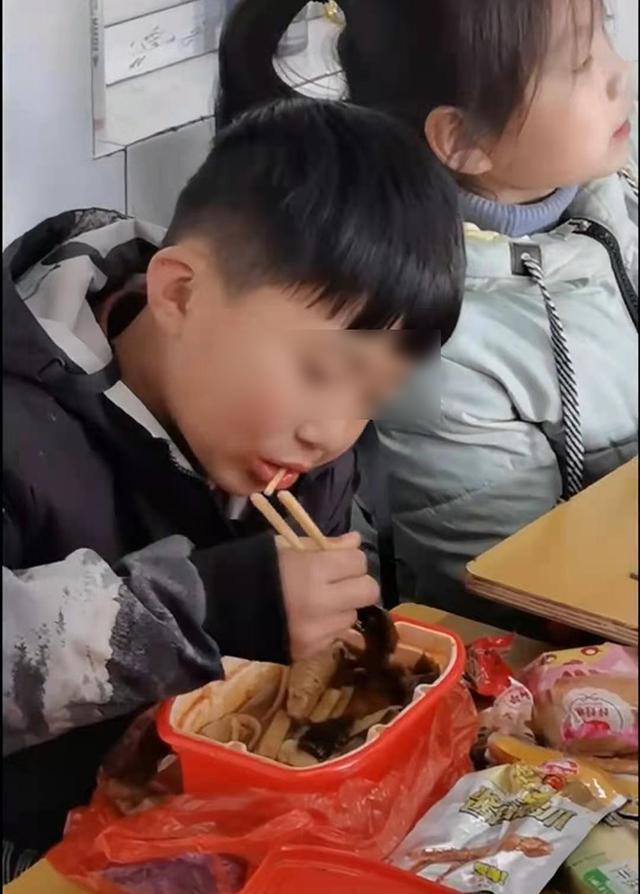贪吃|全班同学欢庆元旦,贪吃男孩躲角落里吃“火锅”,老师看后不淡定