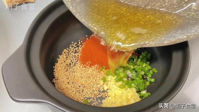 猪肉饺子好吃有窍门,调馅多加这一步,比饺子馆的好吃,又鲜又香