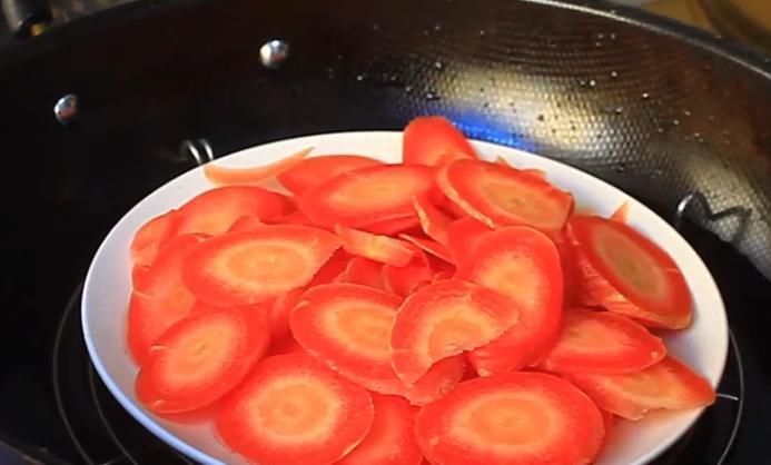 胡萝卜搭配菠菜,简单一做就变成了一道美味,鲜香美味,营养丰富