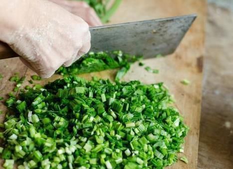 做韭菜饺子,最忌讳放这2种调料,不少人喜欢放,难怪饺子不香