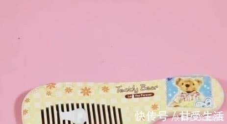 把牙膏涂抹在梳子上太实用了，我知道后告诉了身边的人