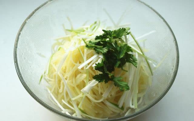 不管什么时候,土豆和它不能一起吃,美味也不行,老人小孩要注意