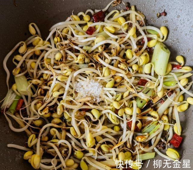 芹菜|芹菜肉丝蒸卤面,肉丝香嫩,芹菜色泽漂亮!