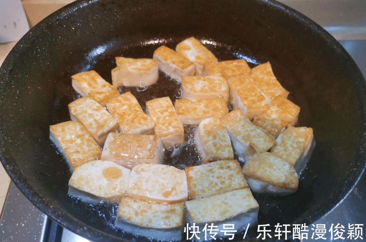 一道素菜比肉还好吃，剁椒虎皮豆腐配米饭，吃到汤都不剩