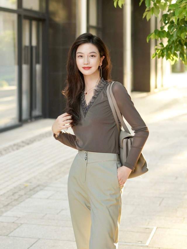 搭配|为什么今年的风衣,都宁愿配阔腿裤和白色衬衫?重点是真心好看