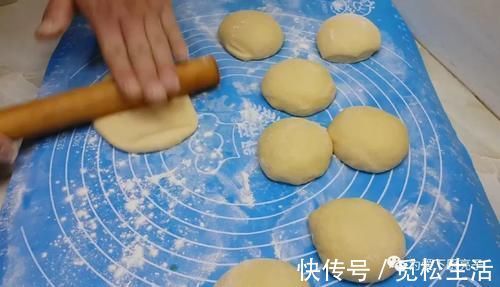 面粉别烤面包了，锅里烙一烙，个个松软香甜，保证全家都爱吃