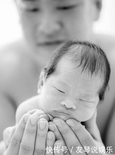 宝妈被照相馆坑了，满月孩子被送医抢救，医生不配做父母