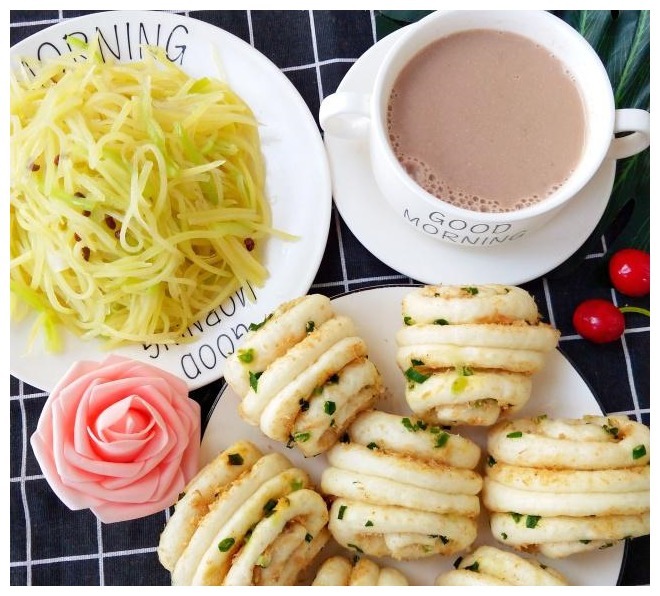 最好吃的肉松小花卷，刚出锅，一大盘就被俩孩子抢光了