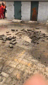 |搞笑GIF:虽然我现在落魄了,但是我也在秋名山跑过夜道