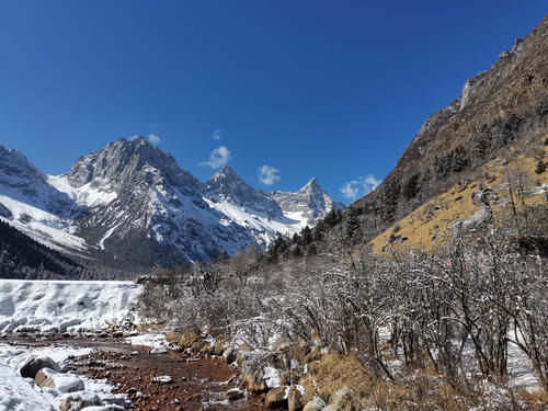 老年|这片壮阔而宁静的高山雪景，就位于成都附近，驾车两小时就能抵达