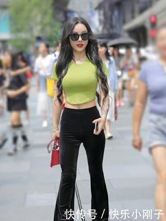 搭配|小姐姐有小肚腩也不用怕，搭配修身短T恤，令人眼前一亮！