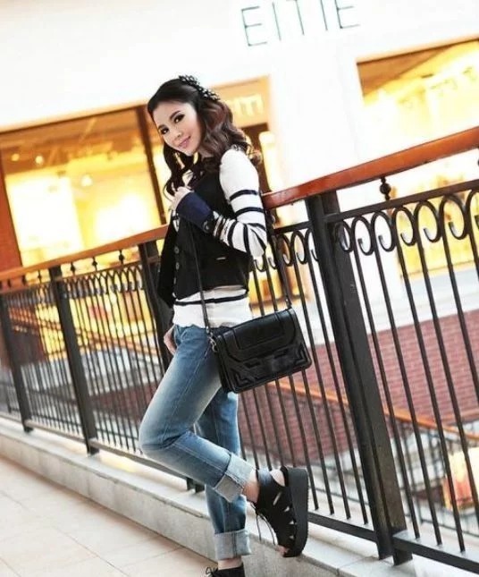 街拍:小美女身姿姣好,搭配时尚靓丽,曲线玲珑