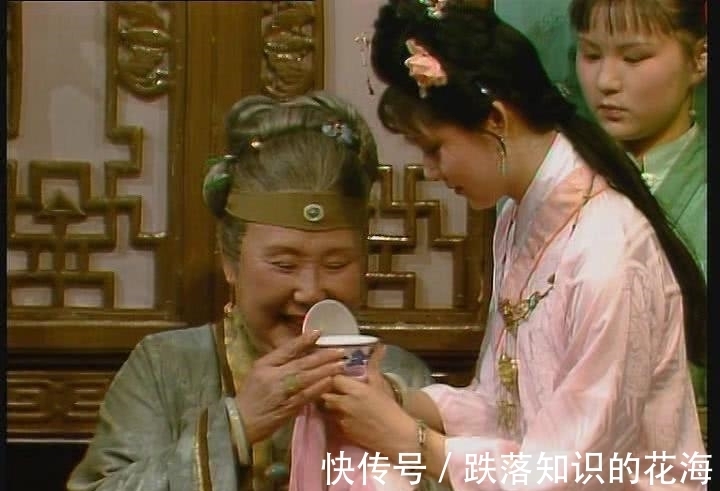 鸳鸯!《红楼梦》:薛宝钗讽刺贾母“珍藏密敛 ”,她真的是这样的人吗?