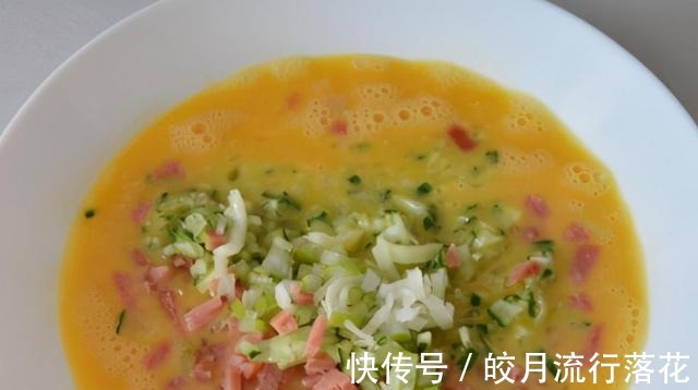 鸡蛋|最近，洋葱做法火了，放2个鸡蛋下锅一煎，香软酥脆清爽好吃！