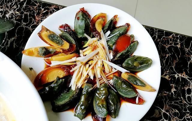 夜饭分享给|儿子领女友回家过年,看看妈妈做的年夜饭,网友这是想当婆婆了