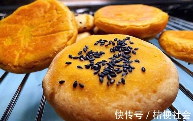 我家隔三岔五就得吃此饼，不放一滴水，比包子好吃，轻松能吃3个