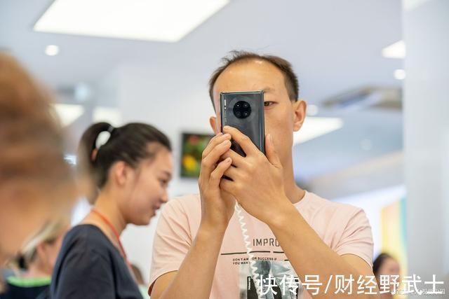 华为市场部|比任正非小11岁,任却要向她呈报请示,曾带领7000名华为员工辞职