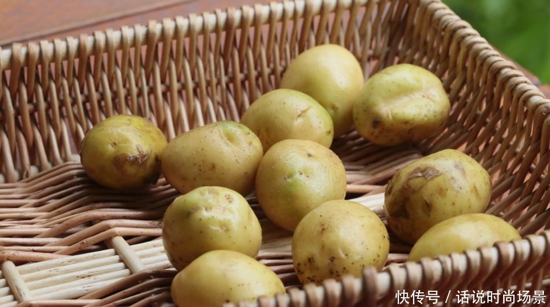 吸收食盐|炒菜太咸怎么办加糖加醋加味精都不对,简单一招比放水还简单