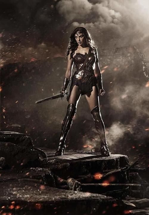 神力女超人最新造型曝光 金光闪闪 霸气外露的服装 效果不错 快资讯